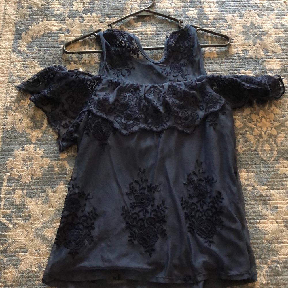 Lace, off the shoulder navy top 💙